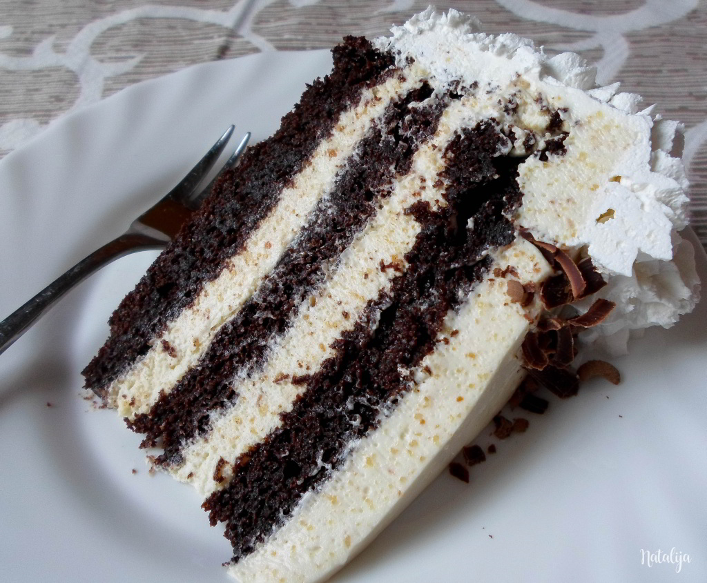 Crna torta sa belom čokoladom i bademima