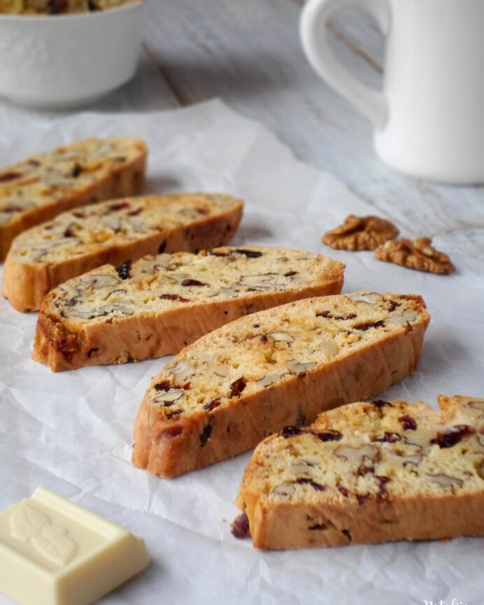 Biscotti – italijanski keks sa belom čokoladom, brusnicama i orasima
