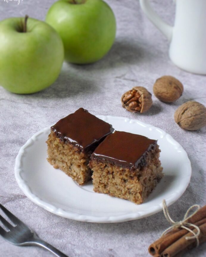 Sočne griz kocke sa jabukama i orasima
