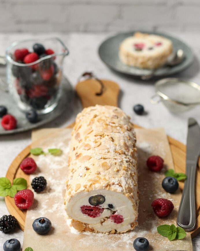 Beze rolada sa mascarpone kremom i voćem
