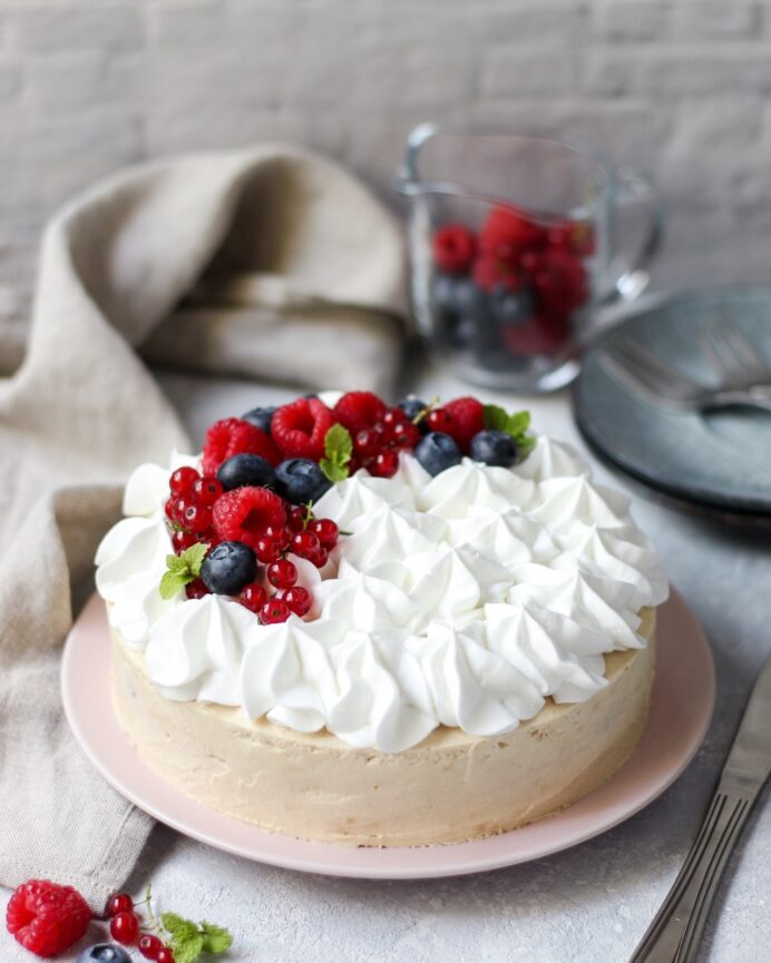Brza torta sa malinama bez pečenja
