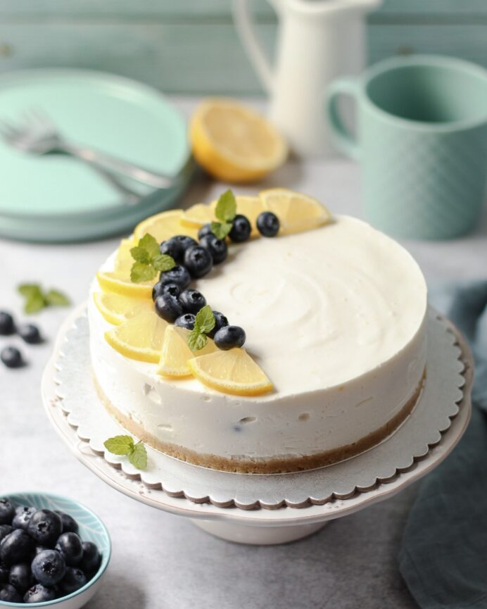 Jogurt torta od limuna i borovnica 1