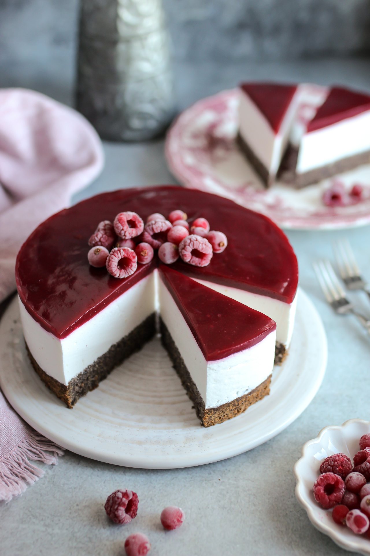 13. Jogurt torta sa makom i crvenim voćem 2