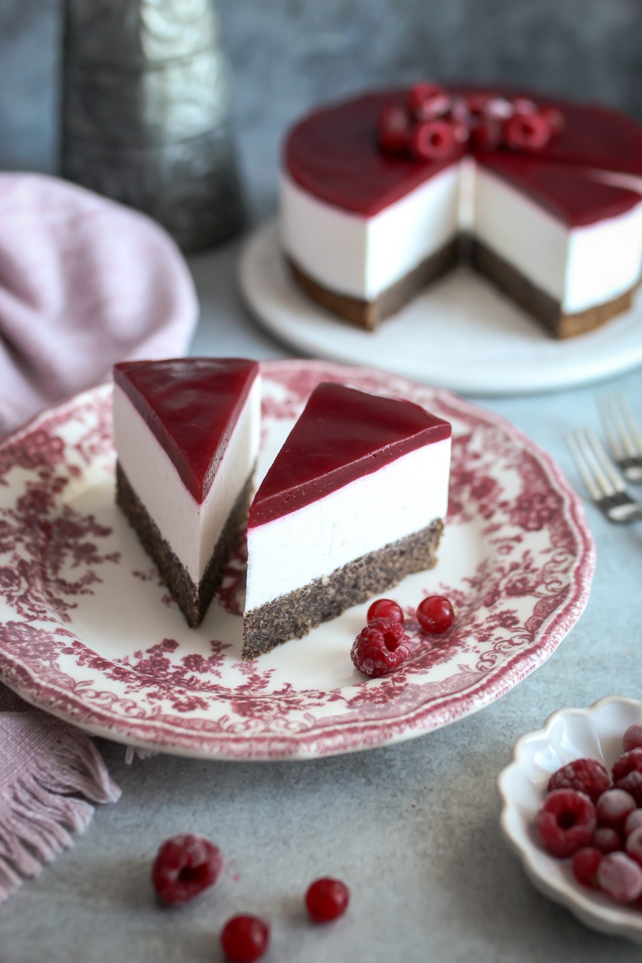 13. Jogurt torta sa makom i crvenim voćem 4