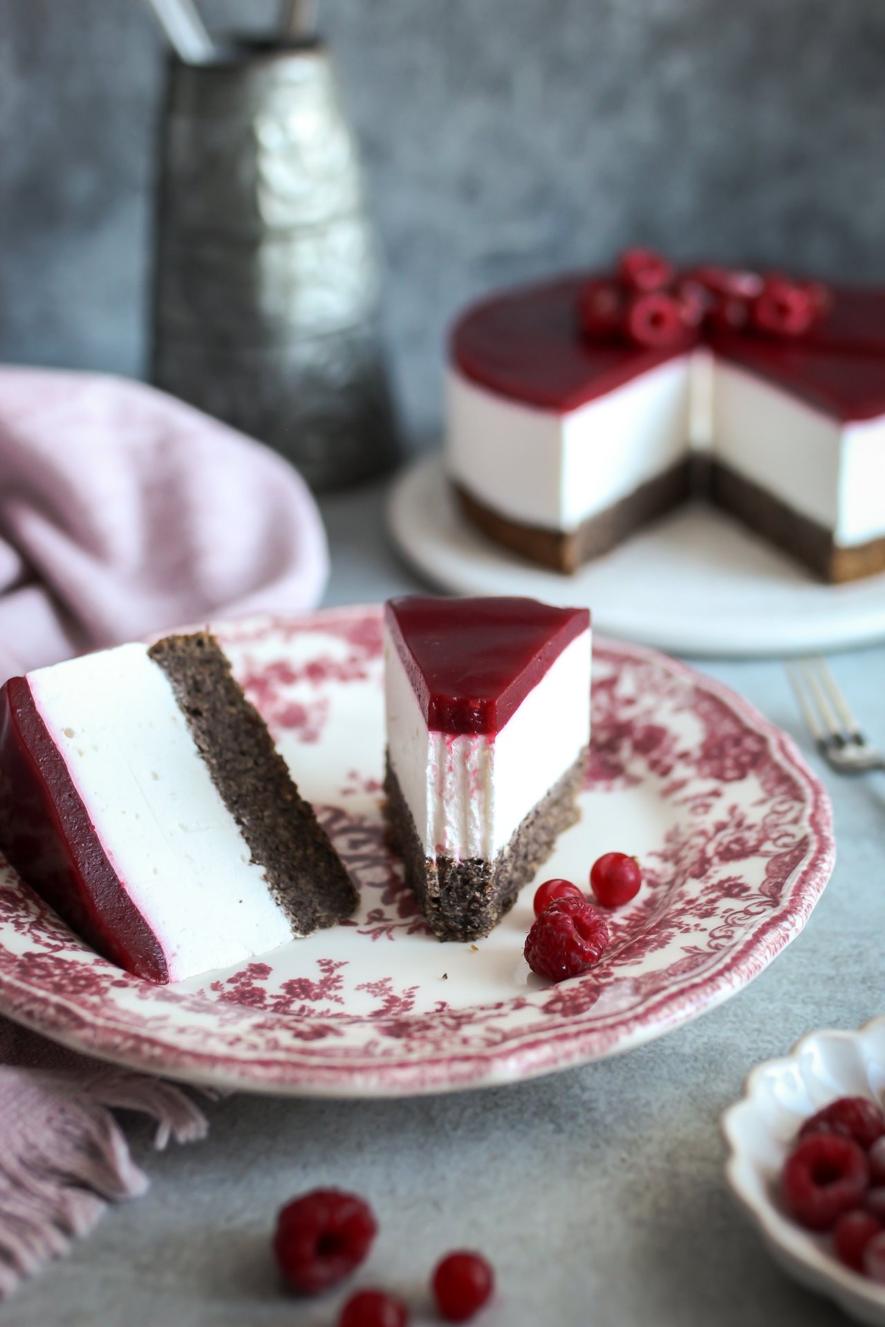 13. Jogurt torta sa makom i crvenim voćem 5