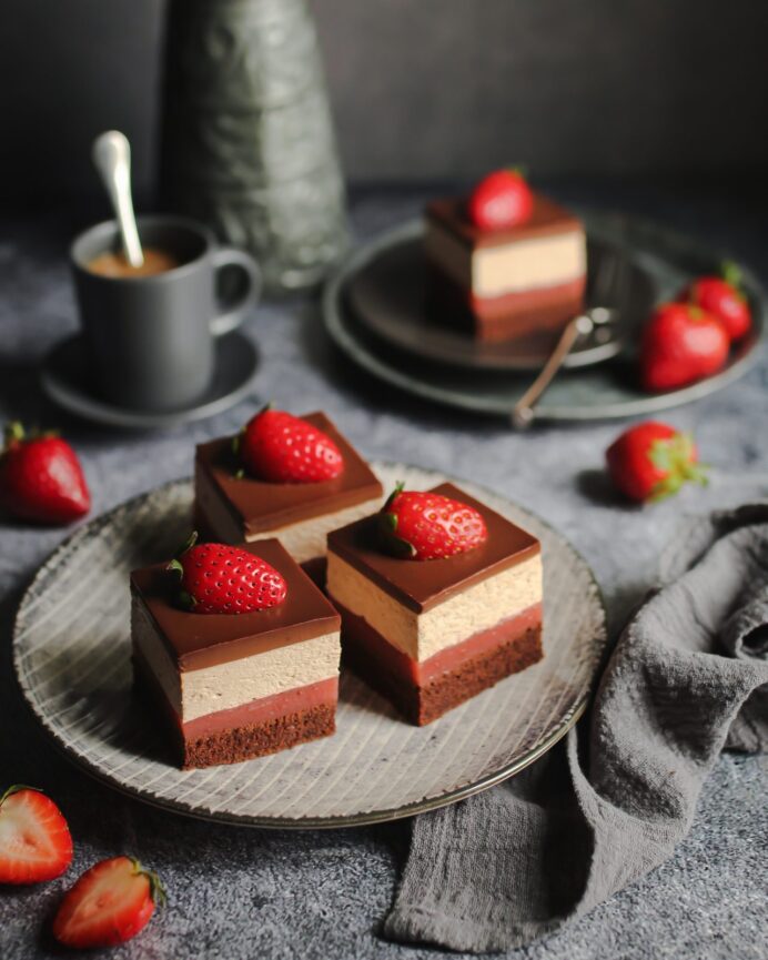 Čokoladne kocke sa krem sirom i jagodama