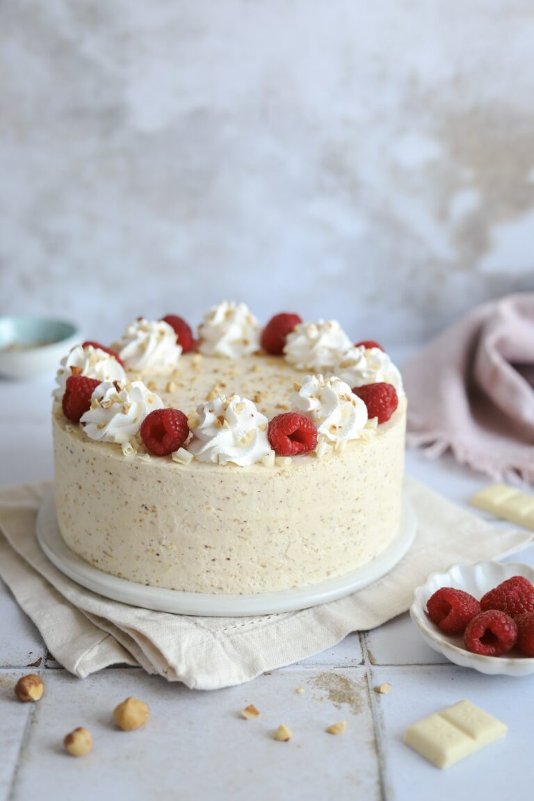 le-nik-parfe-torta-sa-malinama-i-belom-okoladom-mystic-cakes