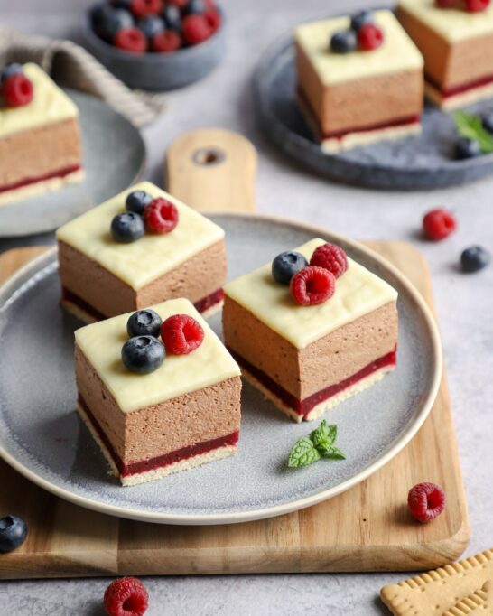 Čokoladne sladoled kocke sa šumskim voćem